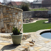Sandsteinkonzept: Gartenmauer als Sichtschutz und als Windschutz, Gartenteich für Koikarpfen mit drei unterteilten Becken und Filterbeckenkammer 